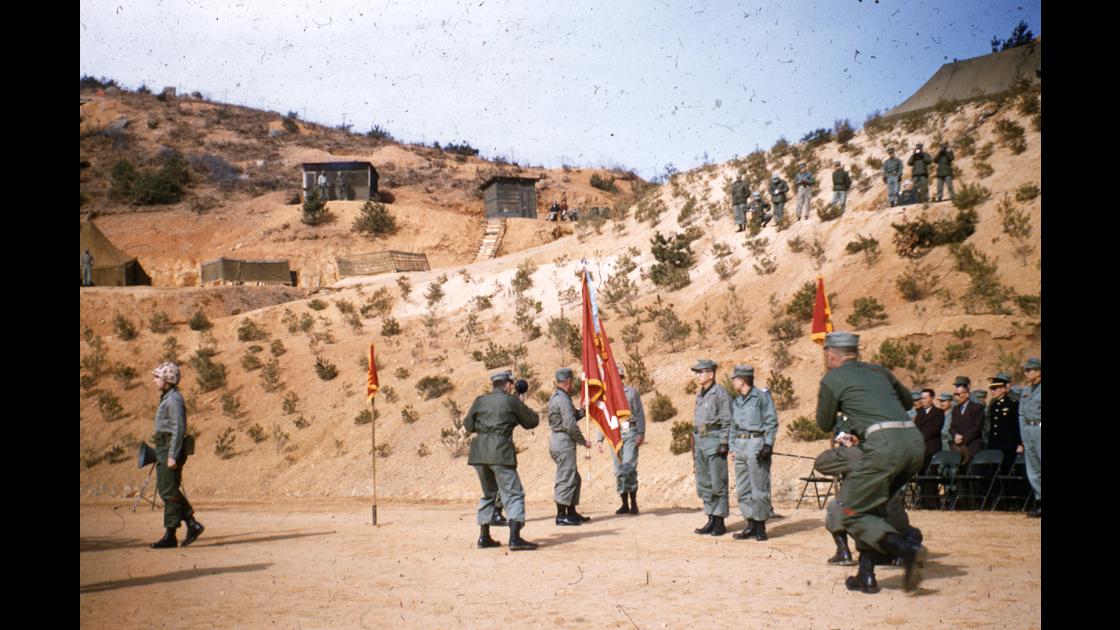 1950년대 초 미 해병대 김포지역 방어 임시연대 창설 관련 부대기 수여식_3 썸네일