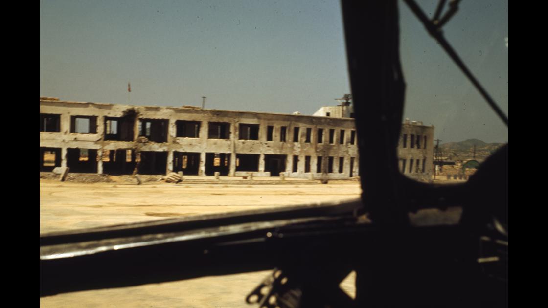 1951년 6월 한국전쟁 당시 포격 피해를 간직하고 있는 김포 K-14  비행장 관리동 모습_1 썸네일