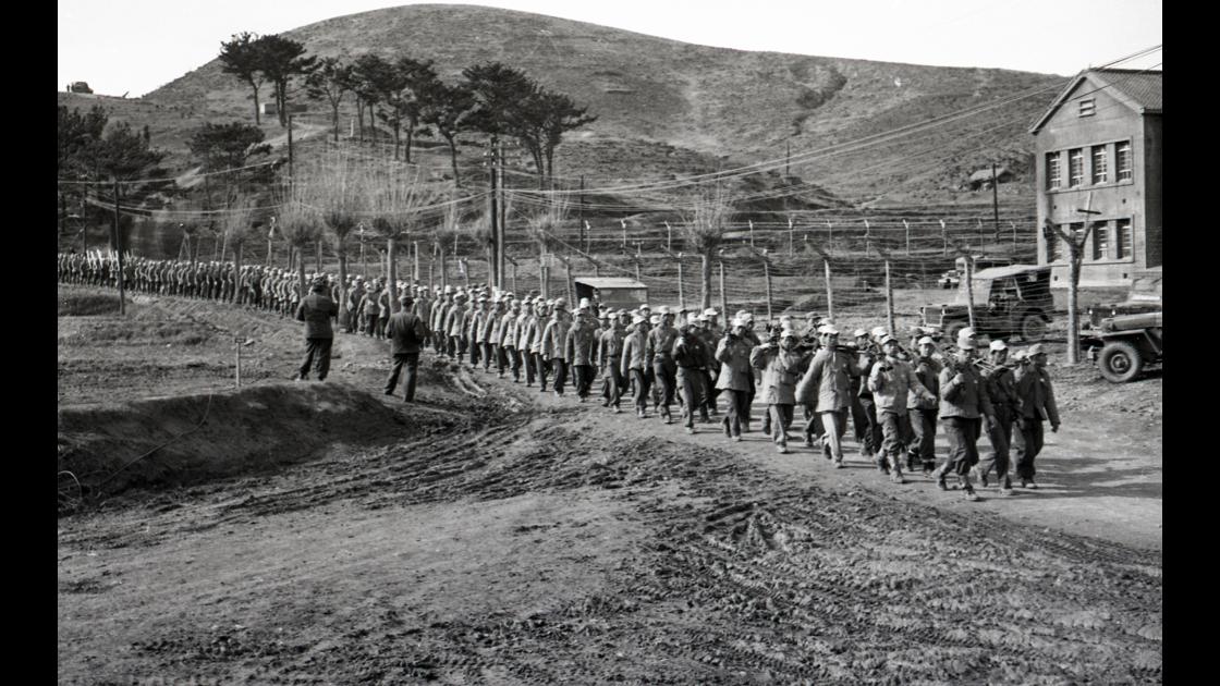 1951년 겨울 남구 못골로를 지나는 한국군 훈련병들_1  썸네일
