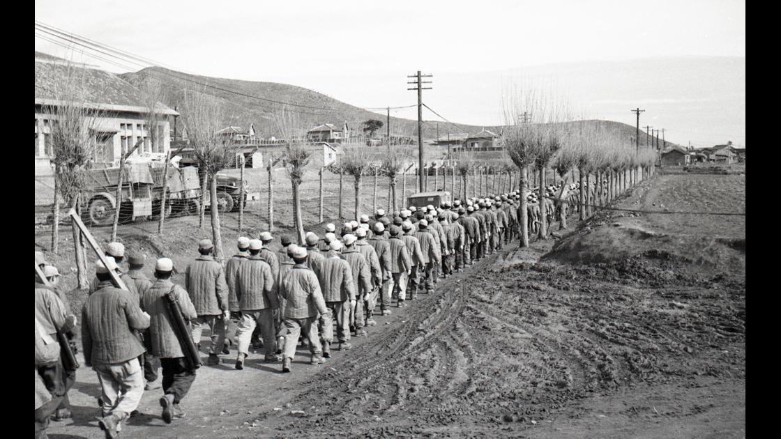 1951년 겨울 남구 못골로를 지나는 한국군 훈련병들_2  썸네일