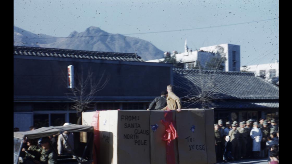 1951년 부산지역 미군들의 크리스마스 가장행렬_선물상자 썸네일