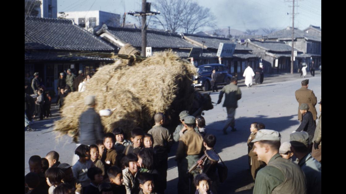1952년 부산의 이면도로 길에서 아이들에 둘러싸인 미군 병사 썸네일