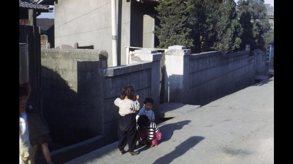 1952년 영주동 청호탕 자리의 복성여관 앞 골목의 아이들 썸네일