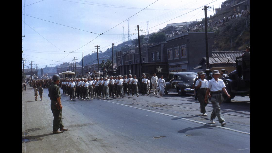 1953년 6월 부산경남지역 학도병 자원입대 부산의 거리행진 썸네일