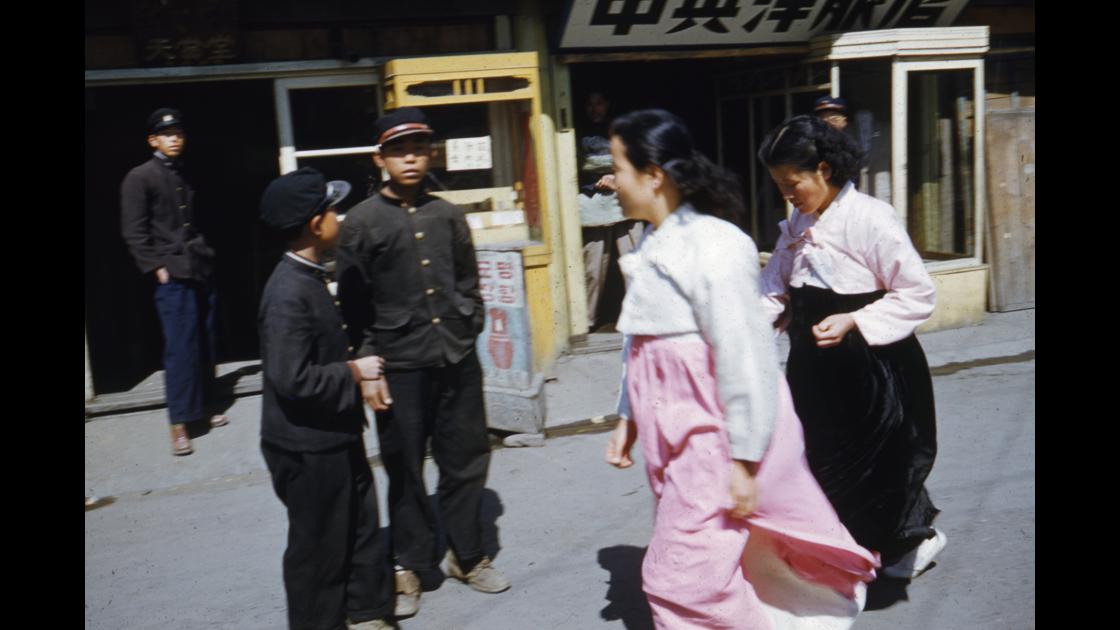 1953년 부산 범일동 거리의 학생과 여인들 썸네일