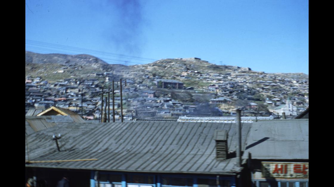 1953년 부산 범일동 매축지 마을에서 바라본 증산 일대 썸네일