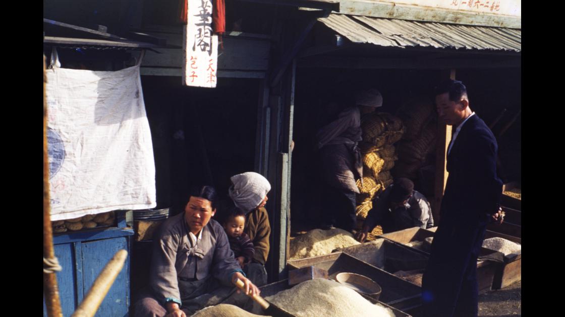 1953년 부산 범일동 중국식 빵가게 옆의 쌀가게 썸네일