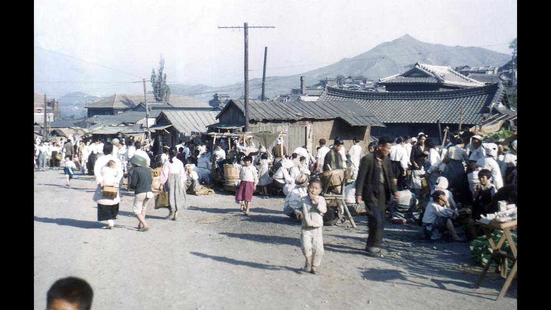 1954년 부산 초량동 초량시장 위쪽의 거리 시장 썸네일