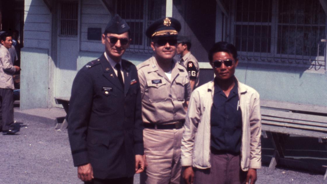 1968년 미8군 부산여행자사무소 앞 미군과 한국인 썸네일