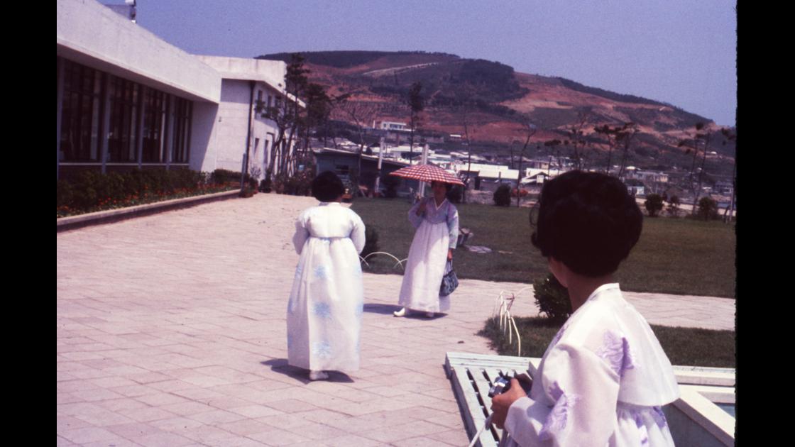 1968년 부산 해운대 극동호텔 앞에서 바라본 달맞이고개 썸네일