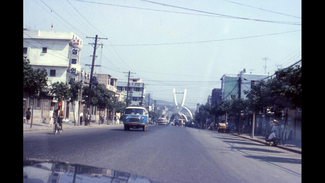 1968년 서면로터리 부산탑이 보이는 도로와 주변 모습 썸네일