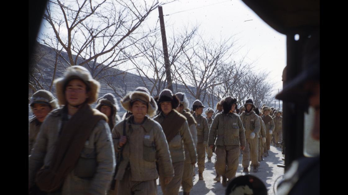 1951년 1월 21일 부산 남구에서 전선으로 향하는 한국 군인들 썸네일
