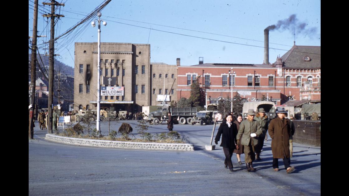 1951년 1월 21일 부산 중구 부산역 철도호텔과 광장, 그리고 부산공회당 썸네일
