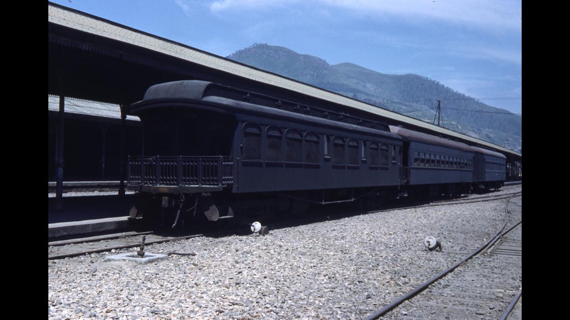 1951년 8월 부산 중구 부산역 구내의 미국형 열차 객차 차량 썸네일