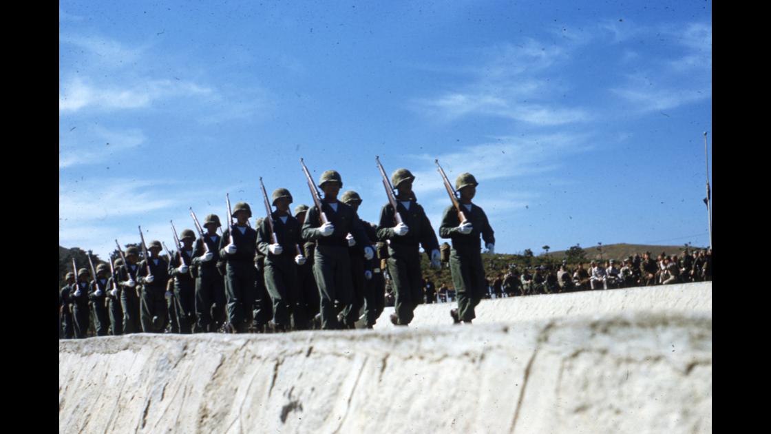 1952년 6월 25일 한국통일부흥위원단 주최 유엔군 추념식이 열린 유엔묘지_2 썸네일