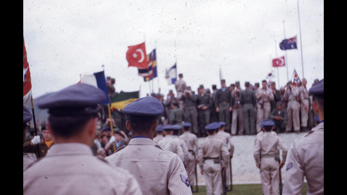 1952년 6월 25일 한국통일부흥위원단 주최 유엔군 추념식이 열린 유엔묘지_7 썸네일