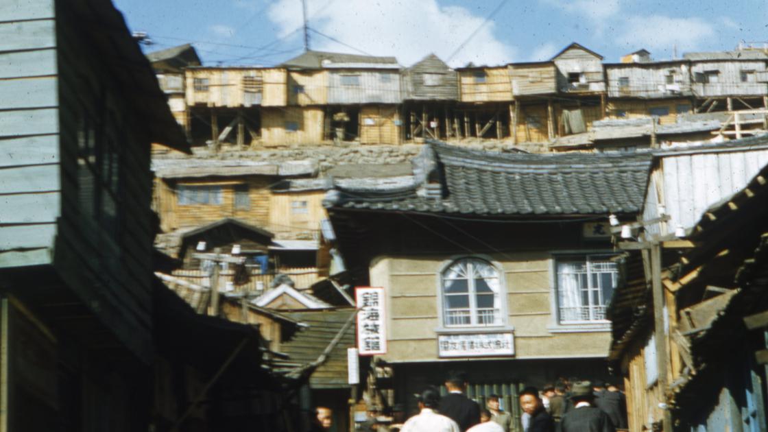 1952년 부산 광복동 현 로얄호텔 앞에서 바라본 용두산 피란민 가옥들 썸네일