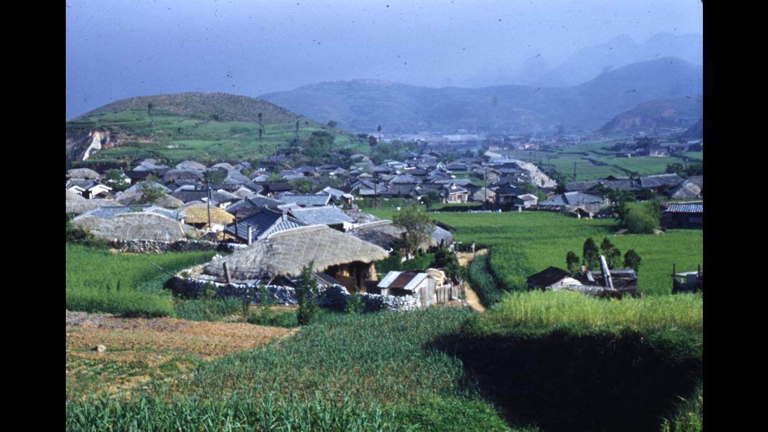 1952년 부산 남구 감만동 동항초등학교 남쪽 언덕에서 감만1동 주민센터 방향 모습 썸네일