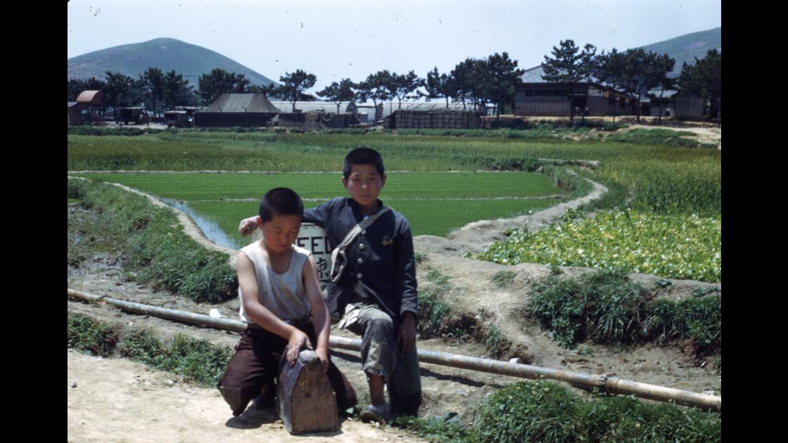 1952년 부산 남구 대연동 논둑 옆의 구두닦이 부업을 하는 학생들 썸네일