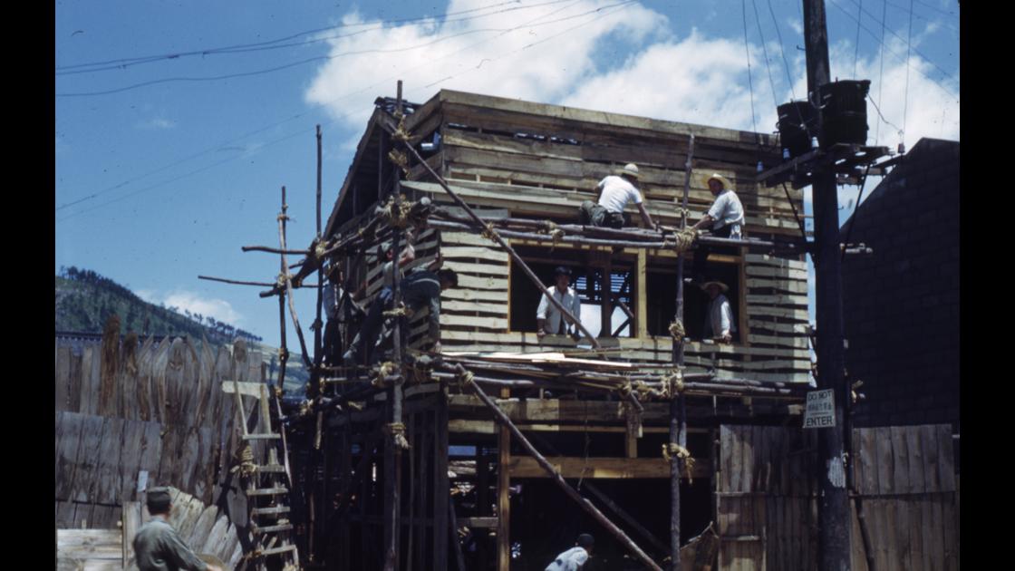 1952년 부산 남구 대연동 도로변에 집을 짓고 있는 모습_벽체를 나무판재로 하는 모습 썸네일
