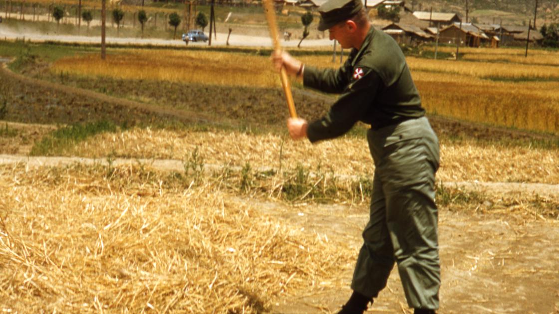 1952년 부산 남구 대연동 미 제5공군사령부 인근 농가의 밭에서 보리타작 도리깨질을 해보고 있는 미군 썸네일