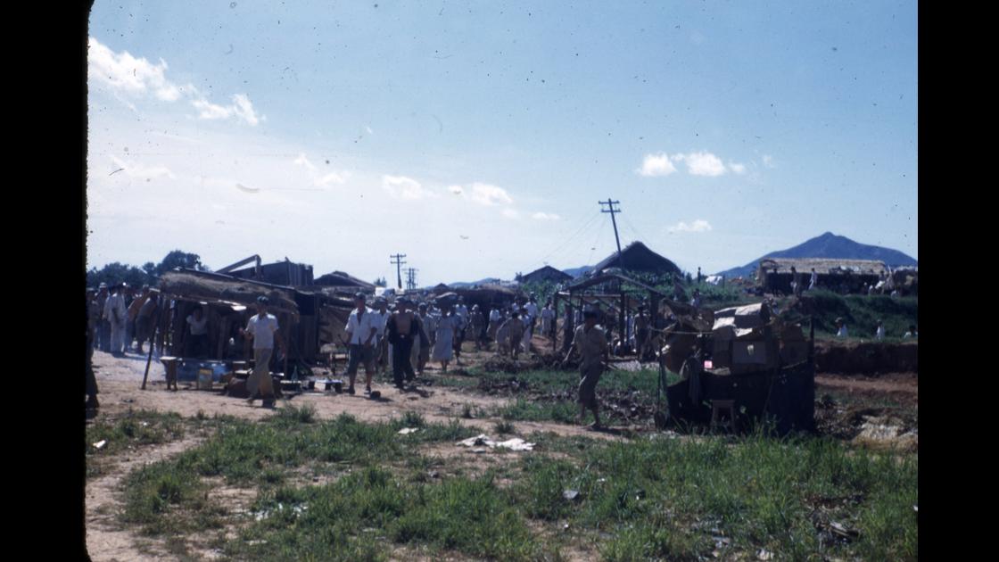 1952년 부산 남구 대연동 석포마을 산자락 마을 주민들 썸네일
