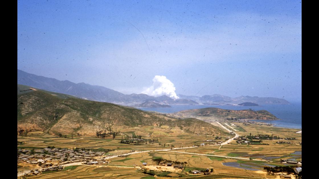 1952년 부산 남구 대연동 우룡산에서 내려다 본 대연동 지역과 해운대에서 불이 난 모습_2 썸네일