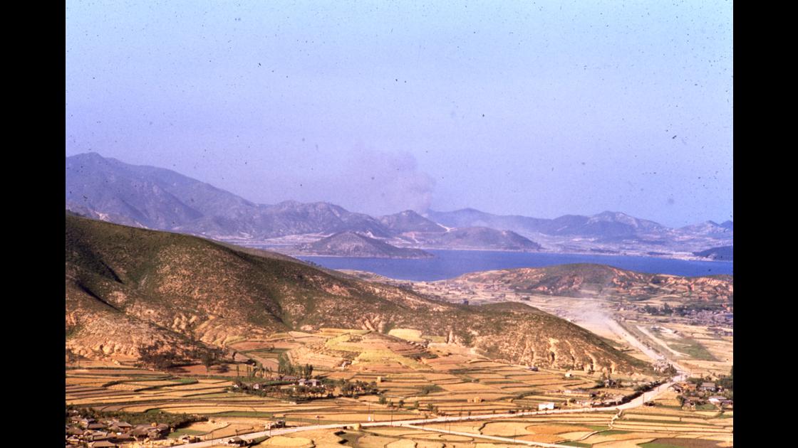 1952년 부산 남구 대연동 우룡산에서 내려다 본 대연동 지역과 해운대에서 불이 난 모습_4 썸네일