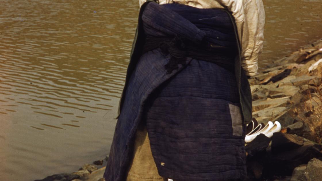 1952년 부산 남구 대연동의  못골 못에서 빨래를 하여 널어 놓고 못골 둑 위에서 손자를 업고있는 여인 썸네일