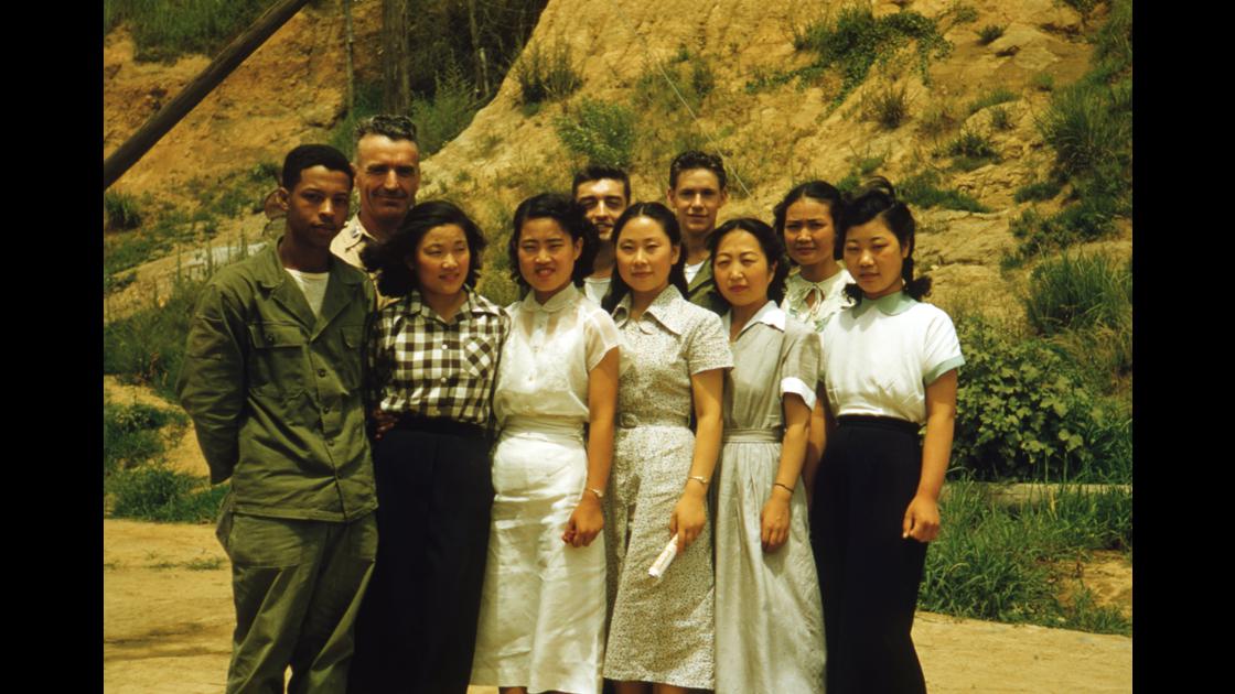 1952년 부산 남구 소재 미군부대 근무 한국 여성과 군인들 기념 촬영 썸네일