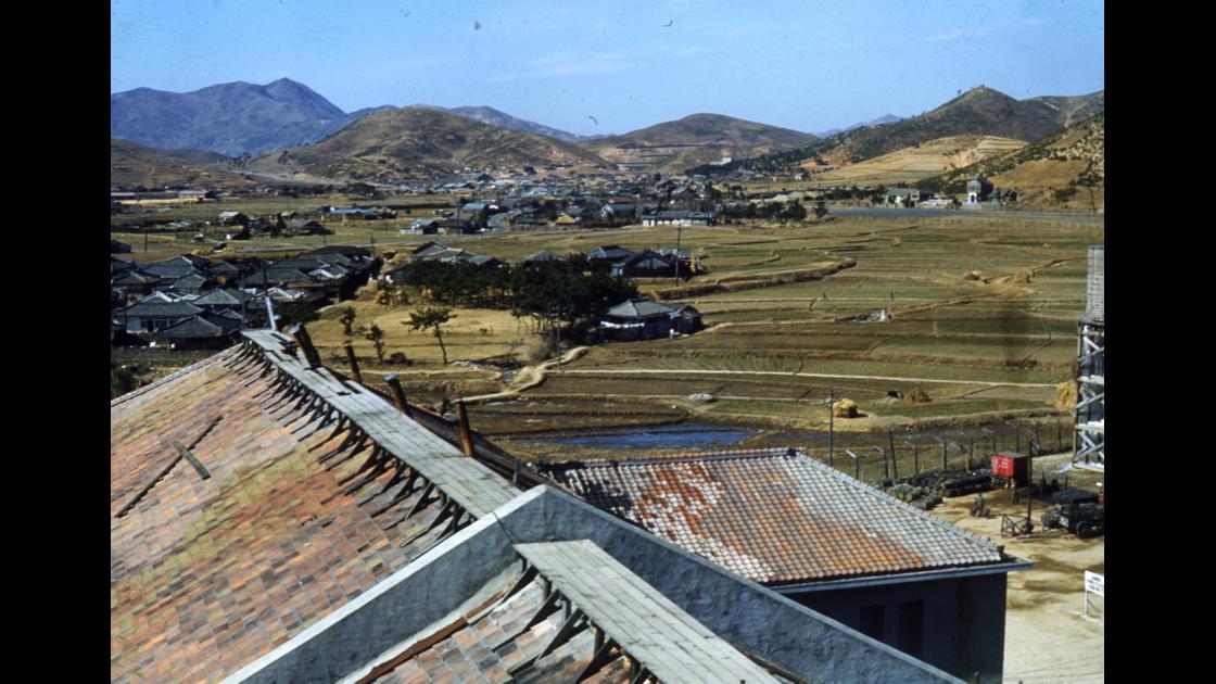 1952년 부산 남구 수산대학교(현 부경대)에 마련된 미8군 캠프에서 용소마을 방향 썸네일