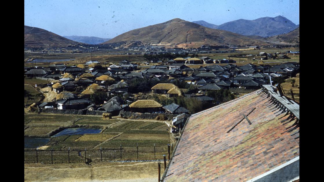 1952년 부산 남구 수산대학교(현 부경대)에 마련된 미8군 캠프에서 우룡산 방향 썸네일