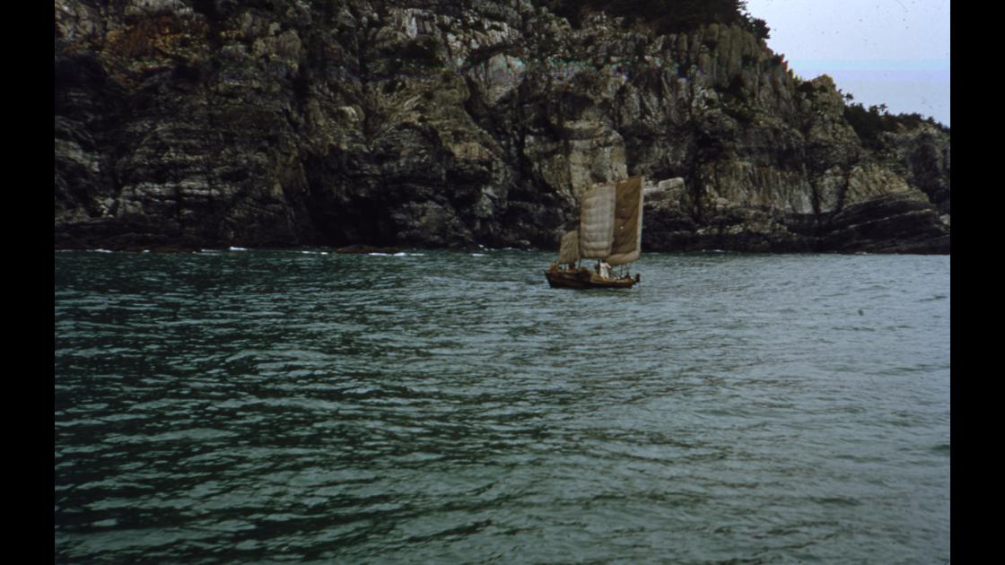 1952년 부산 남구 용호만 이기대 옆 해안절벽 앞을 지나는 돛을 단 배_1 썸네일