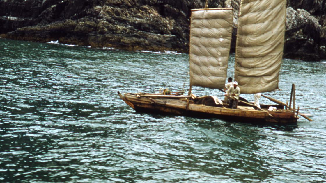 1952년 부산 남구 용호만 이기대 옆 해안절벽 앞을 지나는 돛을 단 배_2 썸네일