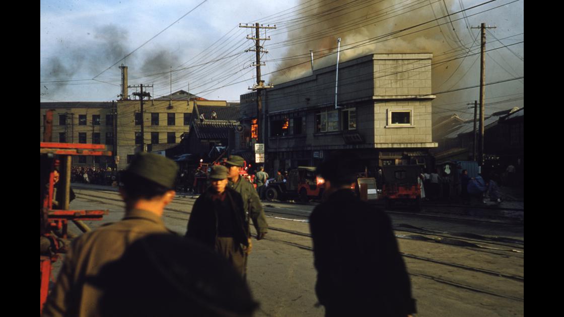 1952년 부산 남포동 옛 부산시청 앞 대로변 건물 화재 진압 모습_3 썸네일