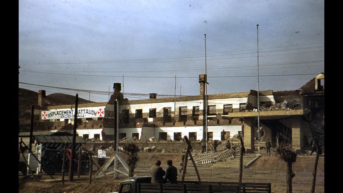 1952년 부산 대연동 구 부산공업전문학교 화재 철거_1층을 폭파공법 사용으로 철거한 후 모습 썸네일