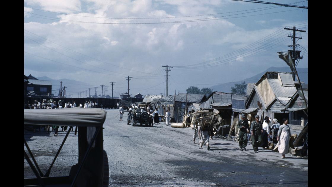 1952년 부산 동구 범일동 부산진시장 인근 철로 주변 썸네일