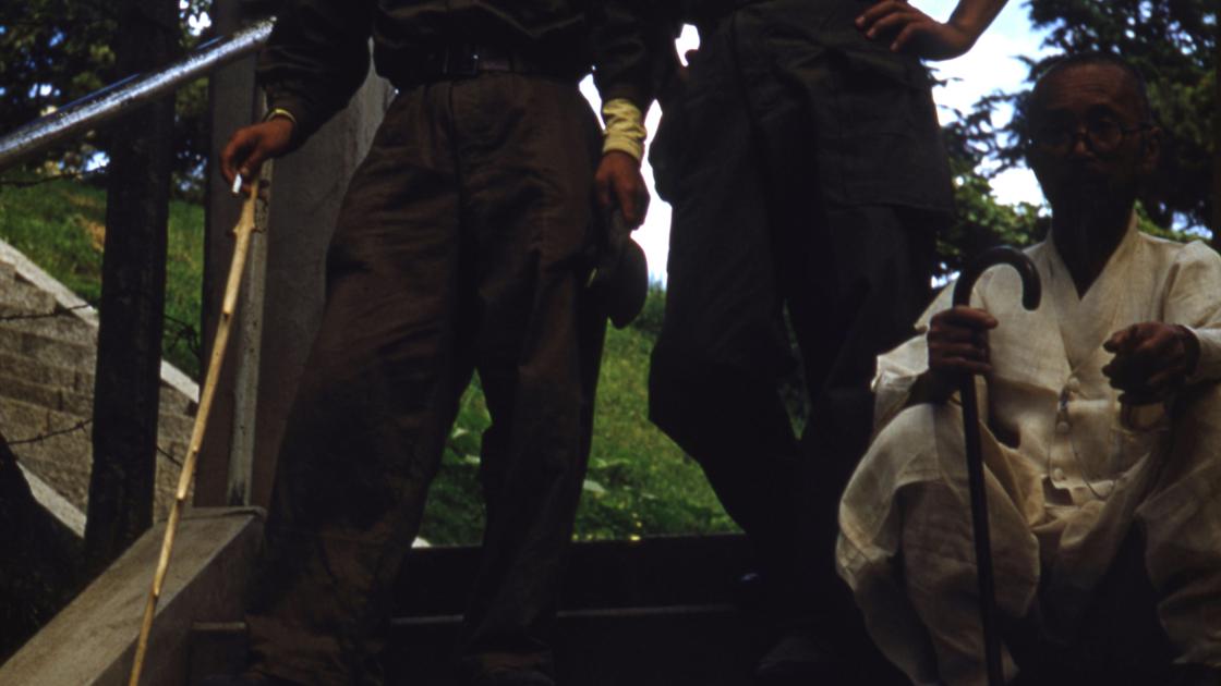 1952년 부산 동구 범일동 자성대 싸이렌 경비를 담당하는 군인들 썸네일
