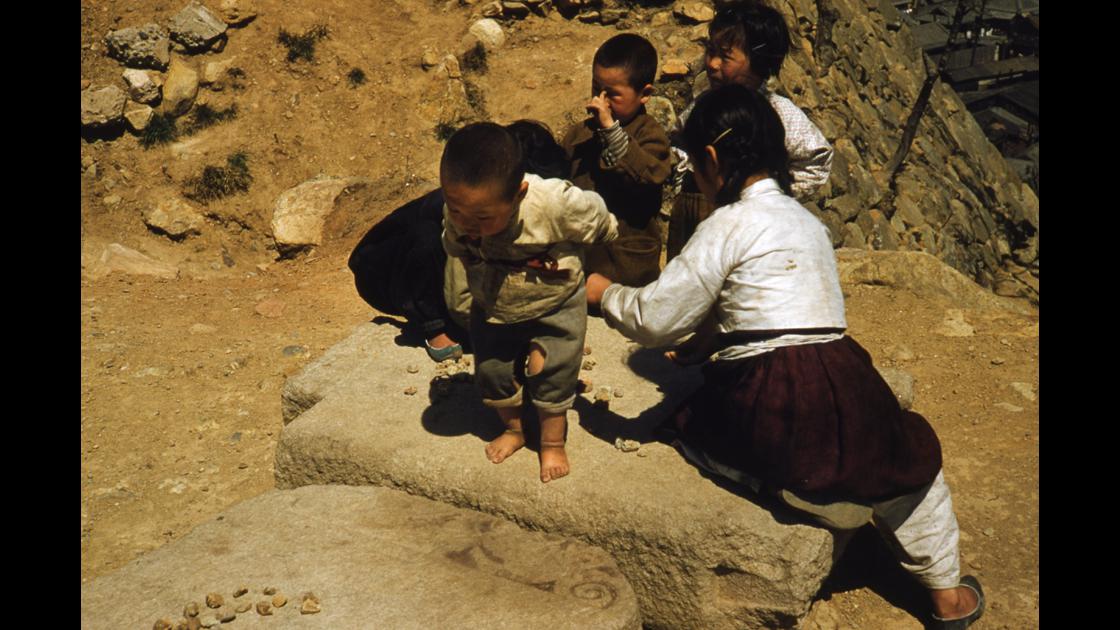 1952년 부산 동구 범일동 자성대 위에서 놀고있는 아이들 썸네일