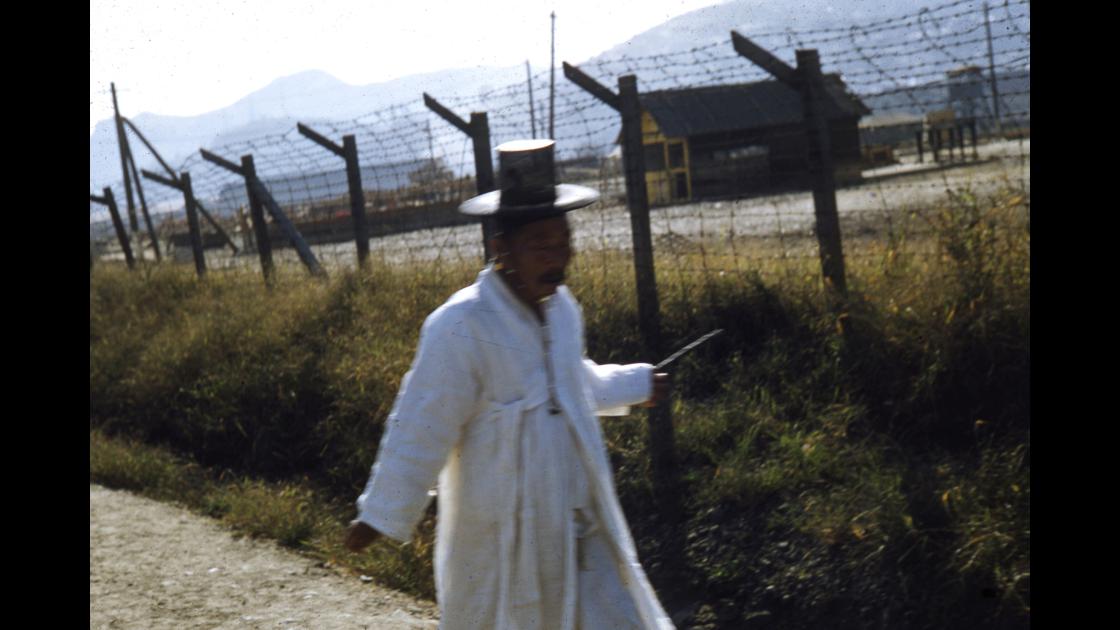 1952년 부산 동구 범일동 주둔 미군부대 철조망 옆길을 걷는 갓을 쓴 어르신 썸네일