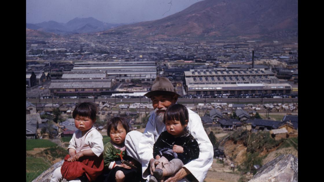 1952년 부산 동구 범천동 산자락에서 바라본 철도공작창과 전포동 썸네일