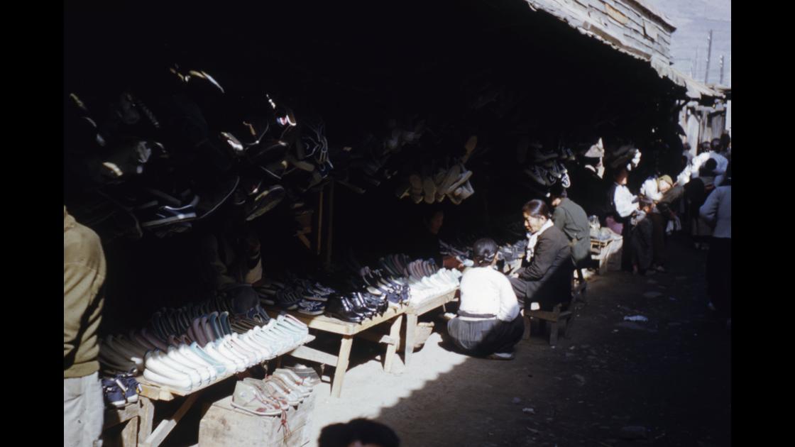 1952년 부산 동구 부산진시장의 신발 상가 썸네일