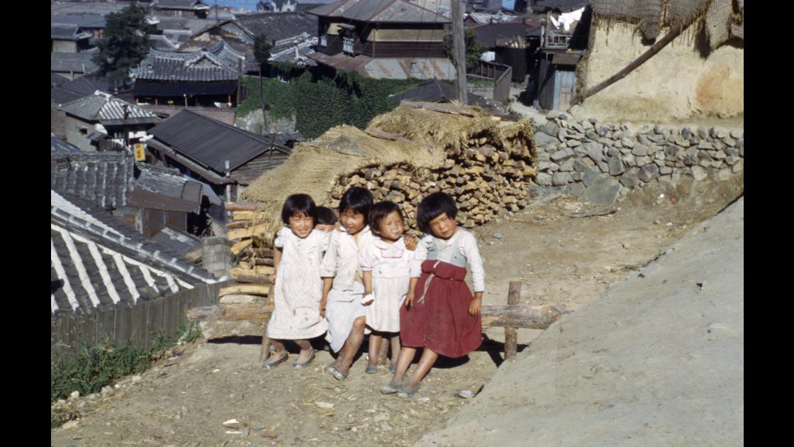 1952년 부산 동구 초량동 현 이바구공작소 주변 마을 땔감가게 옆의 여자 아이들 썸네일