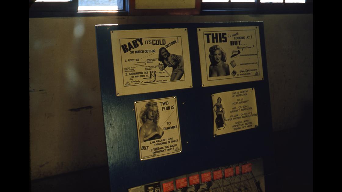 1952년 부산 수영 K-9 비행장 영내 사무실 벽에 붙은 광고전단들 썸네일