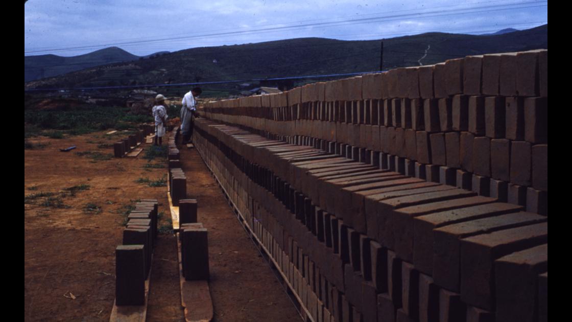 1952년 부산 수영구 남천동 벽돌 제조공장에서 야외에 벽돌을 쌓아 건조하는 모습_1 썸네일