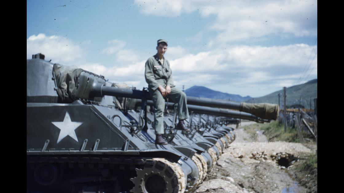 1952년 부산 연제구 연산동의 미 군수보급지원대의 탱크들 썸네일