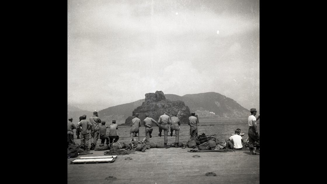 1952년 부산 영도 주전자 섬 앞을 지나면 미 해군함정 썸네일