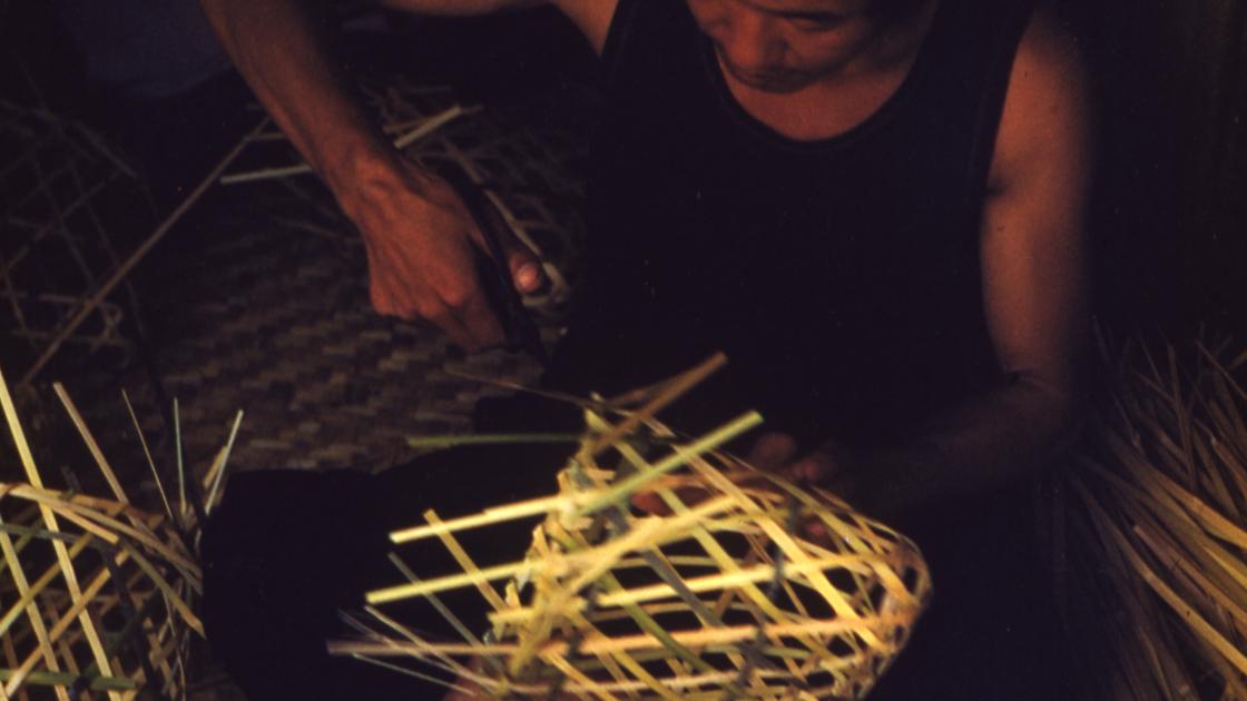 1952년 부산 중구 부평동의 대나무로 과일바구니를 만드는 사람 썸네일