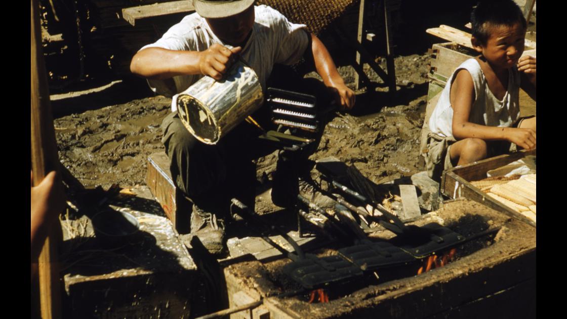 1952년 부산 중구 부평시장의 옥수수 모양의 풀빵 노점상 썸네일