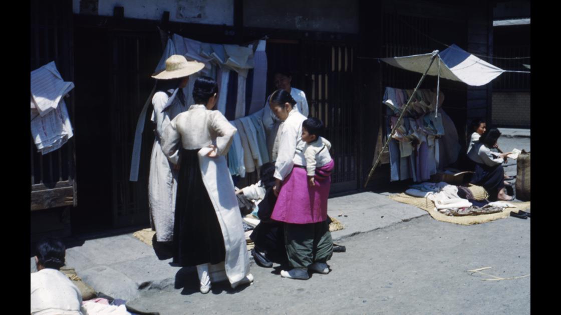 1952년 부산 중구 신창동 국제시장의 노점 옷가게 썸네일